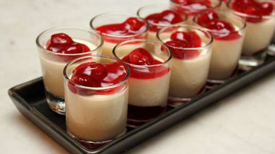 Πανακότα με φρέσκα κεράσια